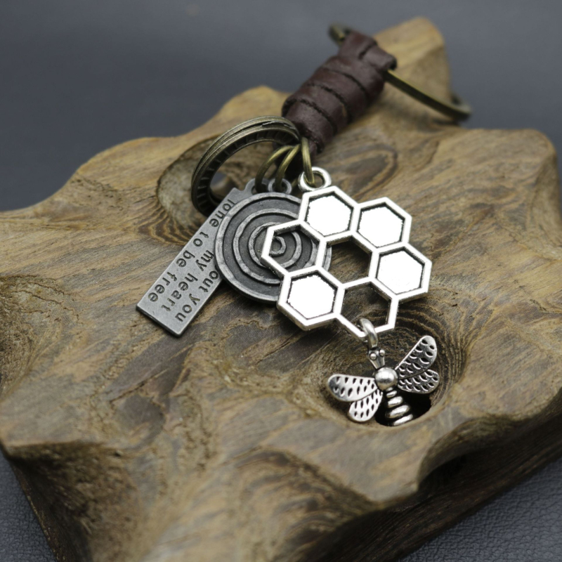 Ανδρικό δημιουργικό μπρελόκ από κράμα χαλκού μέλισσα vintage υφαντό δέρμα αγελάδας μπρελόκ από γνήσιο δέρμα μενταγιόν από εργοστάσιο απευθείας πωλήσεων