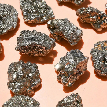 Natūralus kristalas rūda piritas chalkopiritas brangakmenis mineralas metalas kvailys auksas neapdorota rūda populiarus mokslas mokymo pavyzdys