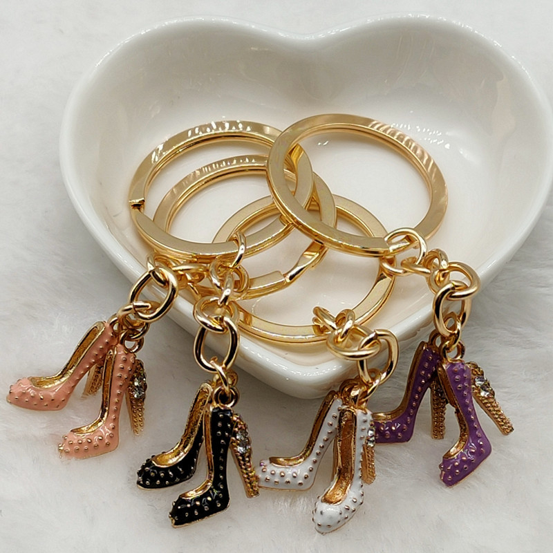 Nauja Europos ir Amerikos mados tendencija, raudoni ir mėlyni aukštakulniai, raktų pakabukų krepšys, raktų aksesuarai, papuošalai