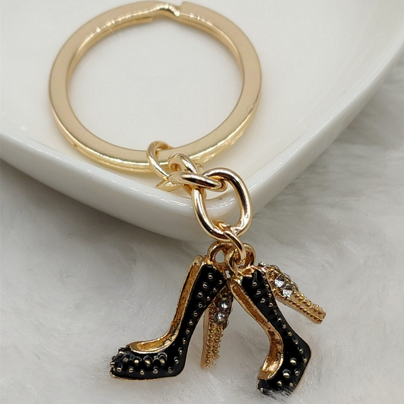 Nauja Europos ir Amerikos mados tendencija, raudoni ir mėlyni aukštakulniai, raktų pakabukų krepšys, raktų aksesuarai, papuošalai