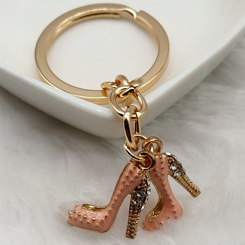 Nauja Europos ir Amerikos mados tendencija, raudoni ir mėlyni aukštakulniai, raktų pakabukų krepšys, raktų aksesuarai, papuošalai