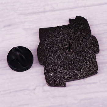 Nu sunt o persoană lăudoasă, dar m-am ridicat din pat cu o broșă interesantă, cu un citat englezesc, o emblemă metalică.