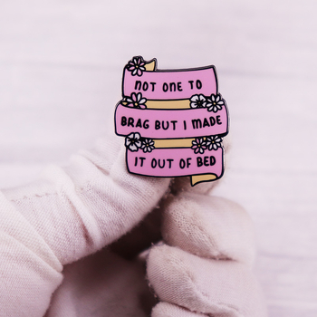 Nu sunt o persoană lăudoasă, dar m-am ridicat din pat cu o broșă interesantă, cu un citat englezesc, o emblemă metalică.