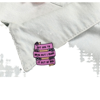 Nu sunt o persoană lăudoasă, dar m-am ridicat din pat cu o broșă interesantă, cu un citat englezesc, o emblemă metalică.