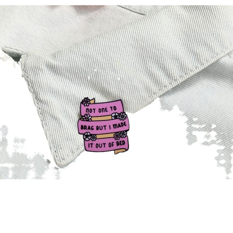 Nu sunt o persoană lăudoasă, dar m-am ridicat din pat cu o broșă interesantă, cu un citat englezesc, o emblemă metalică.