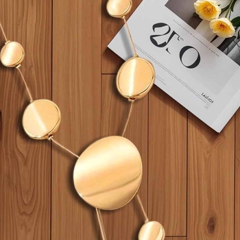 Γυναικείο κολιέ με μακρύ χάλκινο δίσκο, σε πωλήσεις σε όλη τη χώρα, μοντέρνο και κομψό, υψηλής ποιότητας, με γεωμετρικό σχέδιο, σε διασυνοριακές αγορές του 2025