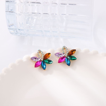 Europska, američka i korejska verzija naušnica s kristalima za konjske oči, modne male naušnice s cvijetom od svježeg cvijeća, klasične super bljeskalice od legure s dijamantima