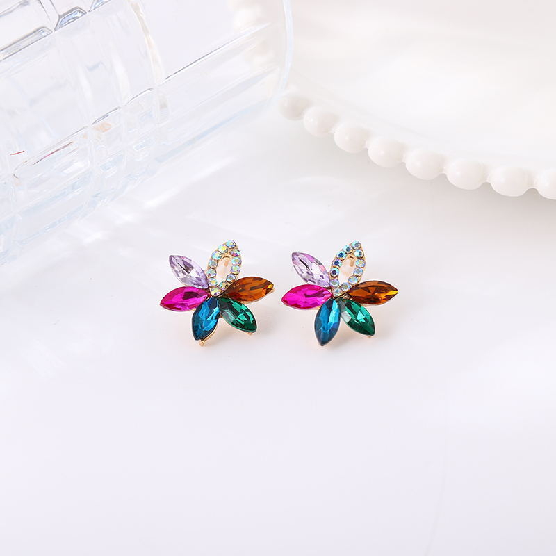 Europska, američka i korejska verzija naušnica s kristalima za konjske oči, modne male naušnice s cvijetom od svježeg cvijeća, klasične super bljeskalice od legure s dijamantima