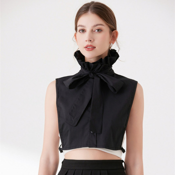 Tarpvalstybinė apykaklė su raukiniais Europos literatūros rūmuose, apykaklė su netikra apykakle, dramos vaidmuo, spektaklio rekvizitas, aksesuarai