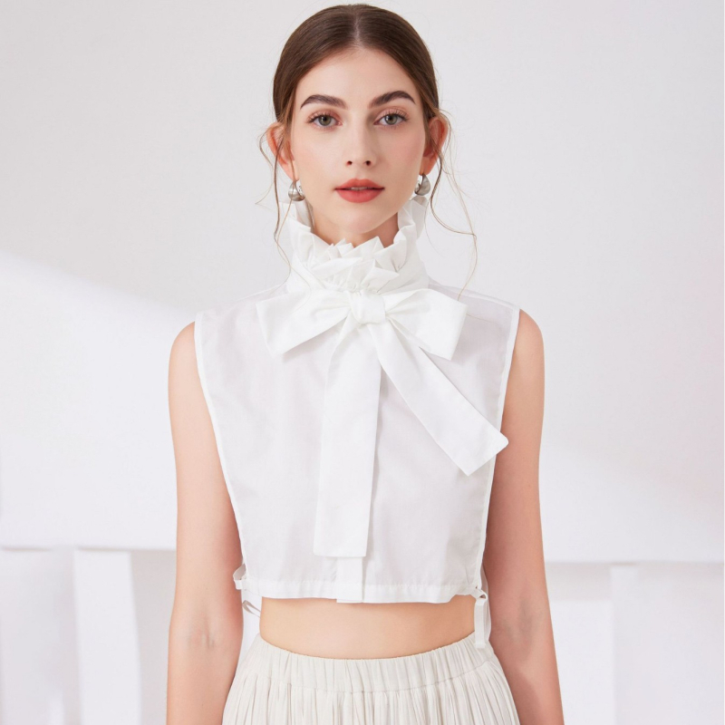 Tarpvalstybinė apykaklė su raukiniais Europos literatūros rūmuose, apykaklė su netikra apykakle, dramos vaidmuo, spektaklio rekvizitas, aksesuarai