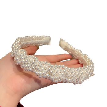 Αξεσουάρ μαλλιών φουρκέτας σε άριστη κατάσταση, μοντέρνα και ρετρό σχεδίαση, με πλεκτή κορδέλα από πέρλες και απλό σχέδιο.