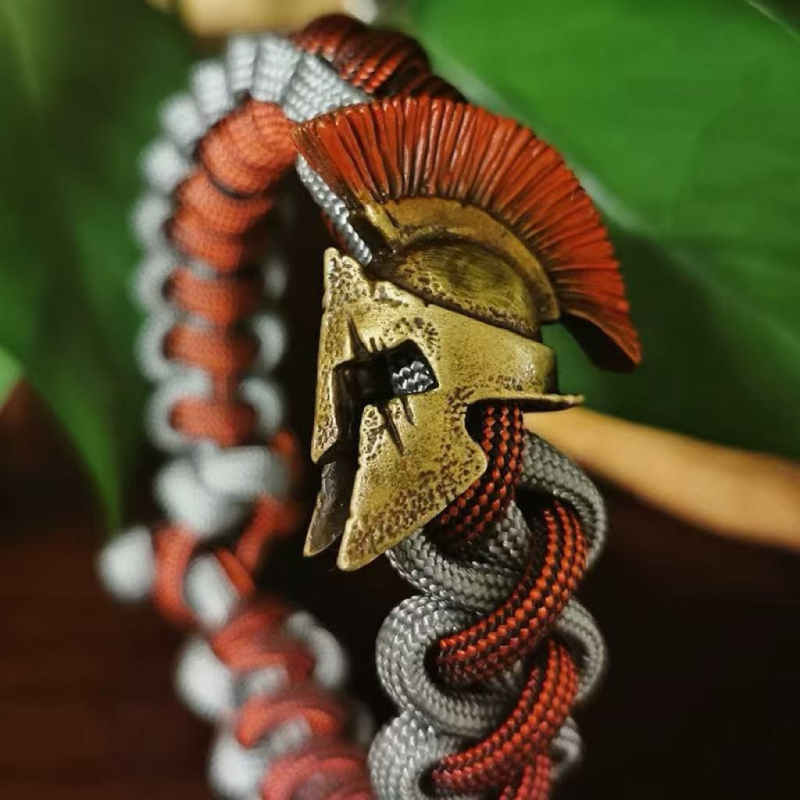 Originalus rankų darbo raudonų kutais dekoruotas spartietiškas „pasidaryk pats“ peilio pakabukas, EDC pakabukas, skėčio virvės formos automobilio raktų pakabukas, apyrankė