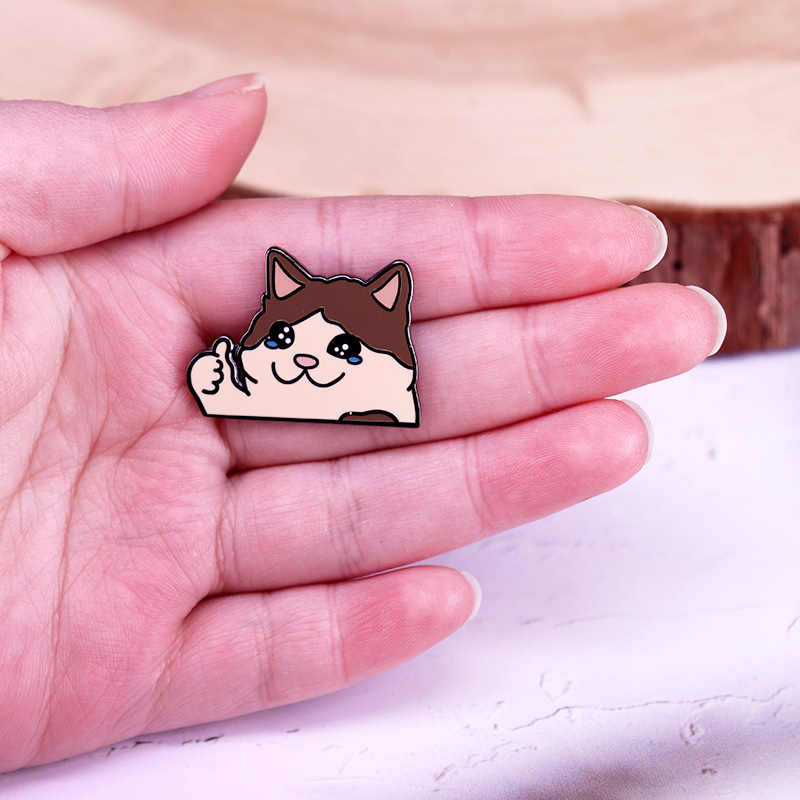 Insignă emailată cu degetul mare în sus pentru pisică de desene animate, pisică tristă