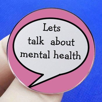 Pakalbėkime apie psichinės sveikatos sagę, anglišką šūkį, segtuką, metalo lydinio ženklelio aksesuarus