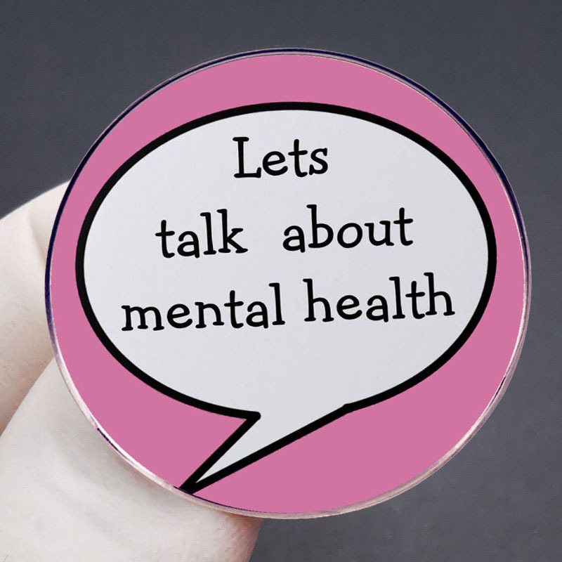 Pakalbėkime apie psichinės sveikatos sagę, anglišką šūkį, segtuką, metalo lydinio ženklelio aksesuarus