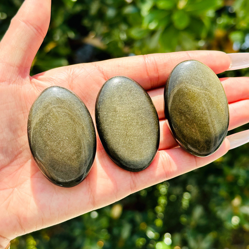 Naturaalne kuldne obsidiaan, originaalsed kivikaunistused, kuldne obsidiaan, kalapotikivi tugeva valgusefektiga, hõbedane obsidiaankäepide, kujuga mänguasi, lame mänguasi