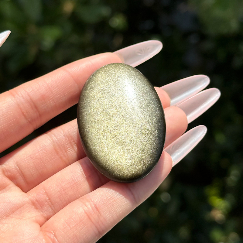 Naturaalne kuldne obsidiaan, originaalsed kivikaunistused, kuldne obsidiaan, kalapotikivi tugeva valgusefektiga, hõbedane obsidiaankäepide, kujuga mänguasi, lame mänguasi