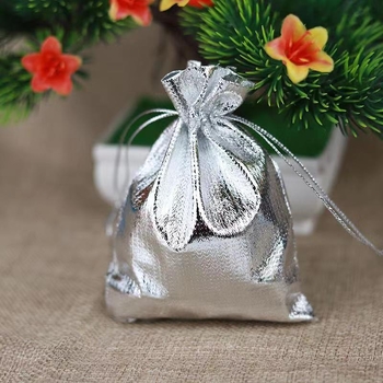 Kullast ja hõbedast riidest pingutusnööriga kottide piiriülene tarnimine