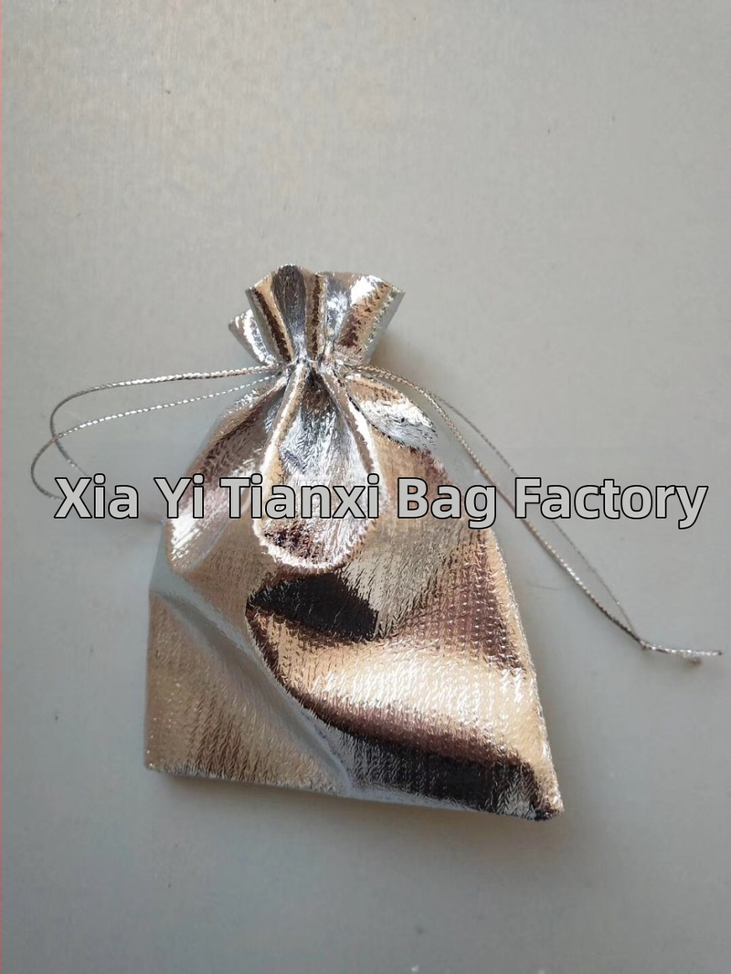 Kullast ja hõbedast riidest pingutusnööriga kottide piiriülene tarnimine