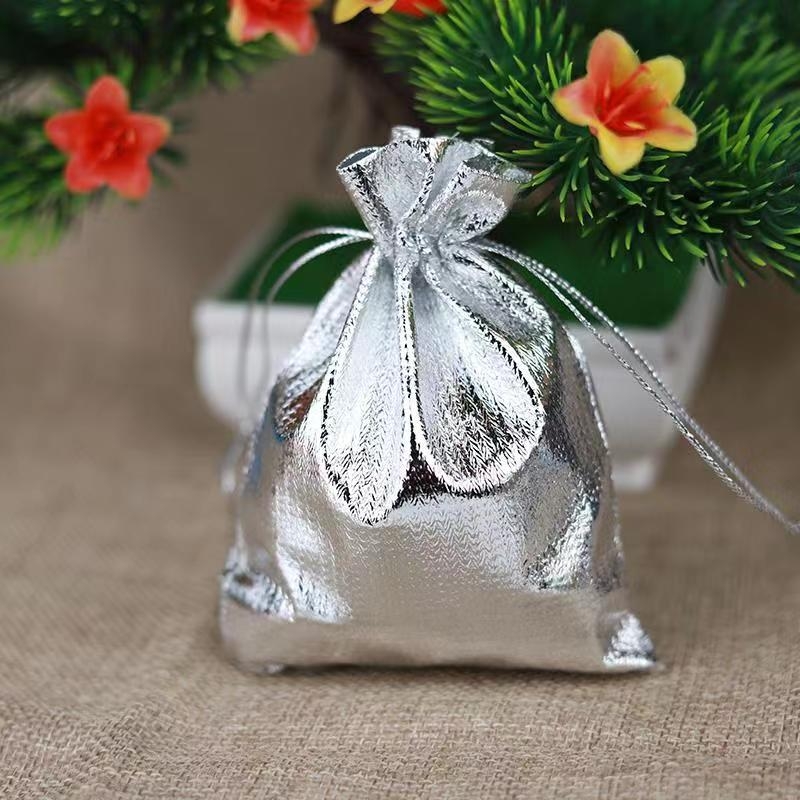 Kullast ja hõbedast riidest pingutusnööriga kottide piiriülene tarnimine