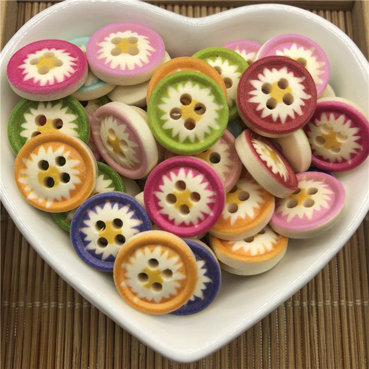 Išskirtinės spalvingos, margintos medinės sagtys su margučių raštu, dažytos chrizantemų raštu, 100 vnt. pakuotėje.