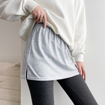 2022 Εκρήξεις Διασημοτήτων του Διαδικτύου, Μικρό Λευκό Φόρεμα με Κουρτίνα Κλανιάς από Τέχνη, Στοιβαγμένο με Λευκό Πουλόβερ με Μικρή Κουρτίνα Κλανιάς από Διασημότητες του Διαδικτύου