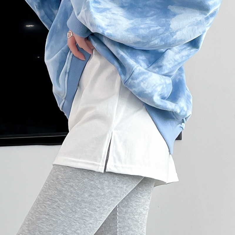 2022 m. interneto įžymybių sprogimai Jokerio maža balta suknelė, foninė artefakto bezdėjimo užuolaida, sukrauta su baltu megztiniu kraštu ir maža interneto įžymybės bezdėjimo užuolaida