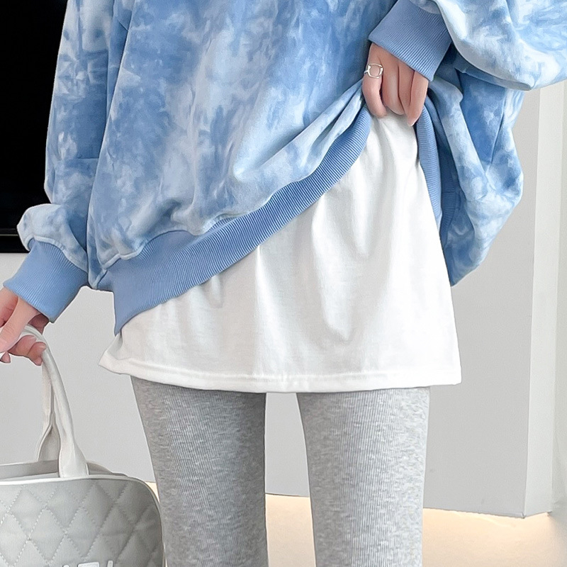 2022 m. interneto įžymybių sprogimai Jokerio maža balta suknelė, foninė artefakto bezdėjimo užuolaida, sukrauta su baltu megztiniu kraštu ir maža interneto įžymybės bezdėjimo užuolaida