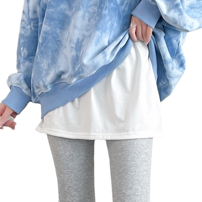 2022 m. interneto įžymybių sprogimai Jokerio maža balta suknelė, foninė artefakto bezdėjimo užuolaida, sukrauta su baltu megztiniu kraštu ir maža interneto įžymybės bezdėjimo užuolaida