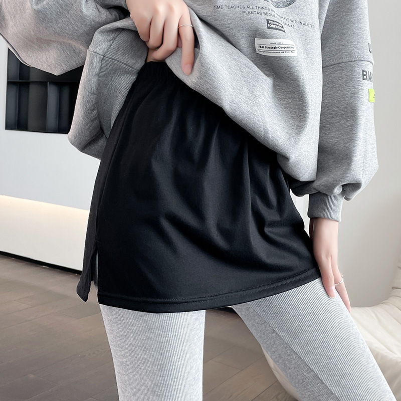 2022 m. interneto įžymybių sprogimai Jokerio maža balta suknelė, foninė artefakto bezdėjimo užuolaida, sukrauta su baltu megztiniu kraštu ir maža interneto įžymybės bezdėjimo užuolaida