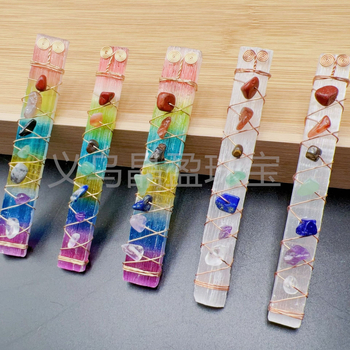 Natūralaus krištolo skaldytas akmuo su vario vielos apvyniojimu, dažyti spalvingi kvadratiniai gipso akmens rankų darbo papuošalai, natūralaus akmens papuošalų didmeninė prekyba