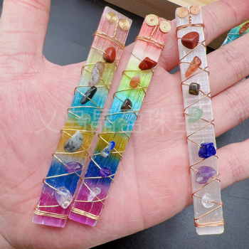 Natūralaus krištolo skaldytas akmuo su vario vielos apvyniojimu, dažyti spalvingi kvadratiniai gipso akmens rankų darbo papuošalai, natūralaus akmens papuošalų didmeninė prekyba