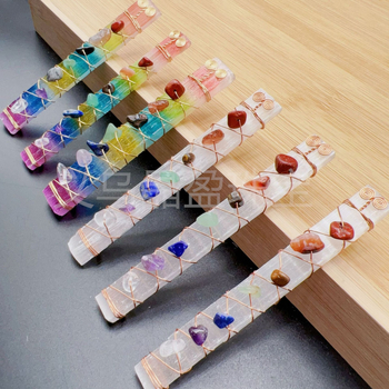 Natūralaus krištolo skaldytas akmuo su vario vielos apvyniojimu, dažyti spalvingi kvadratiniai gipso akmens rankų darbo papuošalai, natūralaus akmens papuošalų didmeninė prekyba