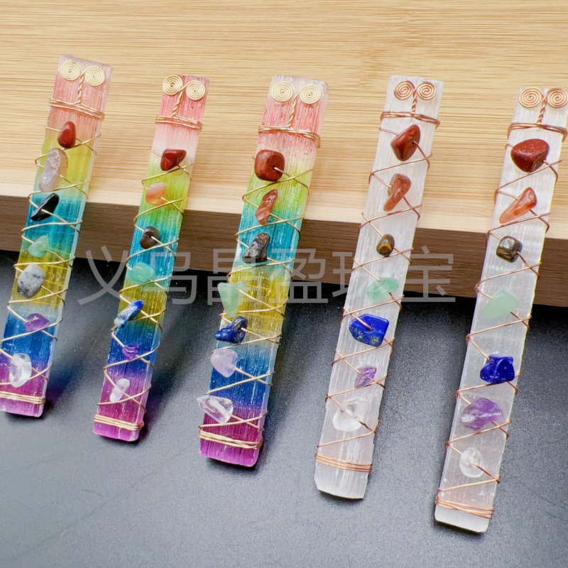 Natūralaus krištolo skaldytas akmuo su vario vielos apvyniojimu, dažyti spalvingi kvadratiniai gipso akmens rankų darbo papuošalai, natūralaus akmens papuošalų didmeninė prekyba