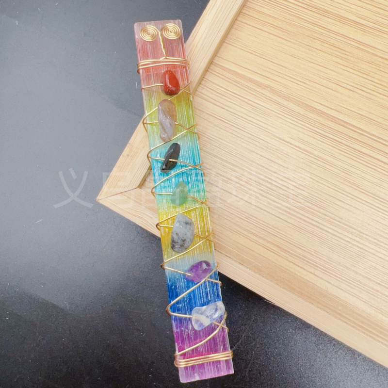 Natūralaus krištolo skaldytas akmuo su vario vielos apvyniojimu, dažyti spalvingi kvadratiniai gipso akmens rankų darbo papuošalai, natūralaus akmens papuošalų didmeninė prekyba