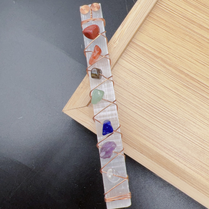 Natūralaus krištolo skaldytas akmuo su vario vielos apvyniojimu, dažyti spalvingi kvadratiniai gipso akmens rankų darbo papuošalai, natūralaus akmens papuošalų didmeninė prekyba