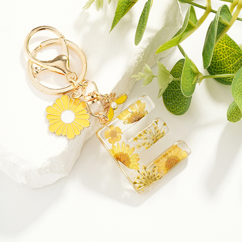 Raktų pakabukas su maža ramunėlių raide, naujas, kutais, geltona chrizantema, džiovinta gėlė, raktų pakabukas, mokyklinė kuprinė