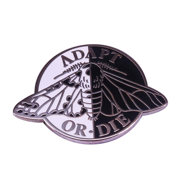 Adaptacijos arba mirties juodai balta kandžių sagė Darvino evoliucijos ženklelis