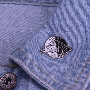 Adaptacijos arba mirties juodai balta kandžių sagė Darvino evoliucijos ženklelis