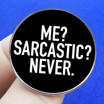 Es nekad nesatīrisku citus, satīrisku brošu, satīrisku, angļu saukli, piespraudes nozīmīti, metāla sakausējuma nozīmīti