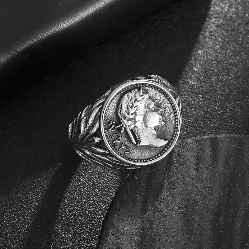 Europietiško ir amerikietiško stiliaus Romos imperijos Cezario nerūdijančio plieno žiedas Retro galvanizuoto titano plieno portretinis žiedas