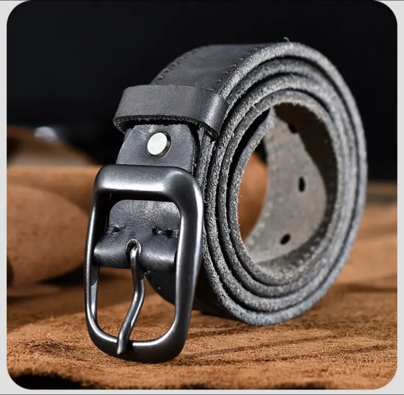 Viršutinio sluoksnio grynos karvės odos diržas su sagtimi. Vyriški vintažiniai universalūs džinsai su paprastu kasdieniu odiniu diržu.