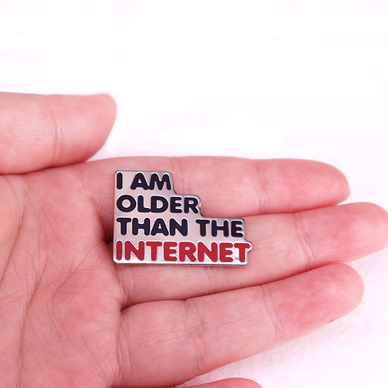 Sunt mai bătrân decât internetul, broșă, insignă cu umor englezesc, accesorii