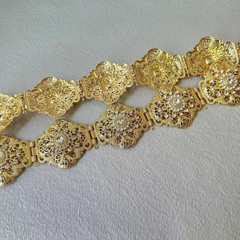 Lähis-Ida kuldne ja hõbedane daami metallikõõnes sädelev inkrusteeritud kristall-araabia rüü dekoratiivne vöö pulmafestivaliks