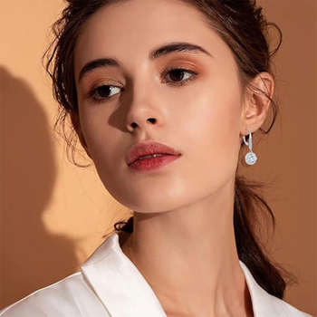 Europietiški ir amerikietiški prabangūs „Moissanite“ apvalūs auskarai su sagtimi iš S925 sidabro, prancūziškos sagties, madingi klasikiniai keturių letenų auskarų kabliukai su kryžminiu kraštu.