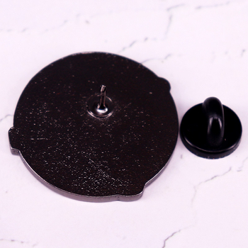 Insignă cu sigla Bell, care salvează vieți în sitcom