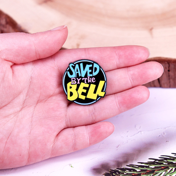 Insignă cu sigla Bell, care salvează vieți în sitcom