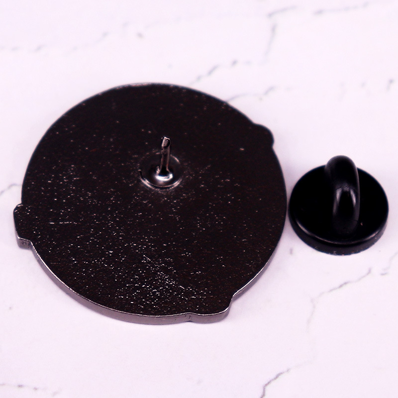 Insignă cu sigla Bell, care salvează vieți în sitcom