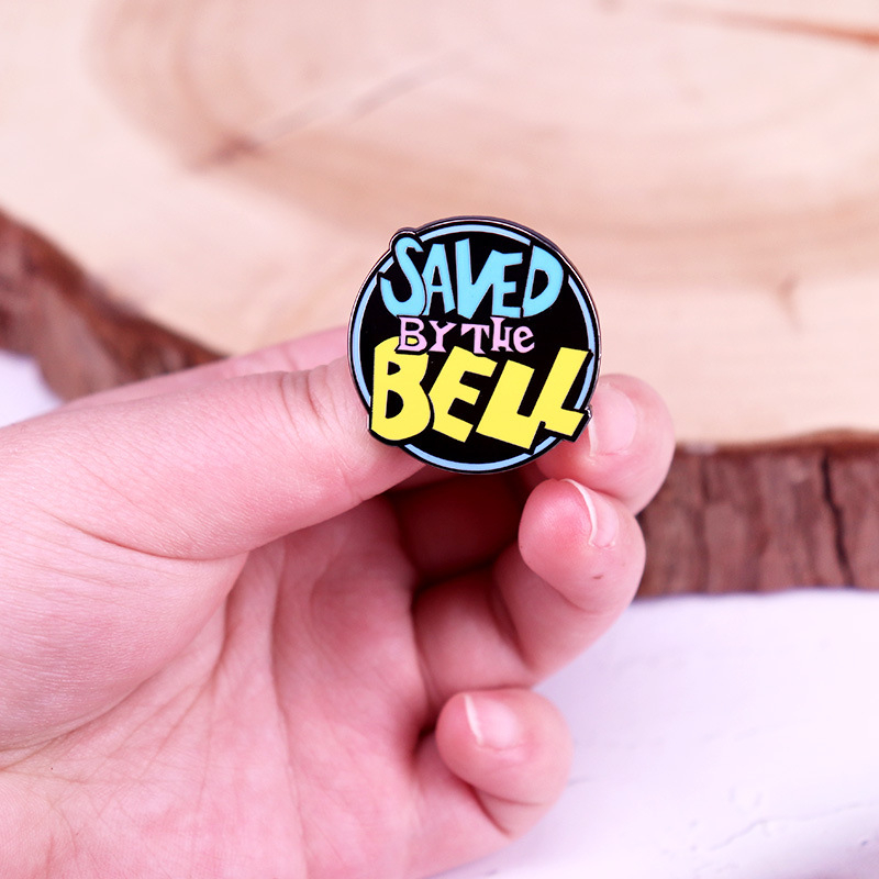 Insignă cu sigla Bell, care salvează vieți în sitcom