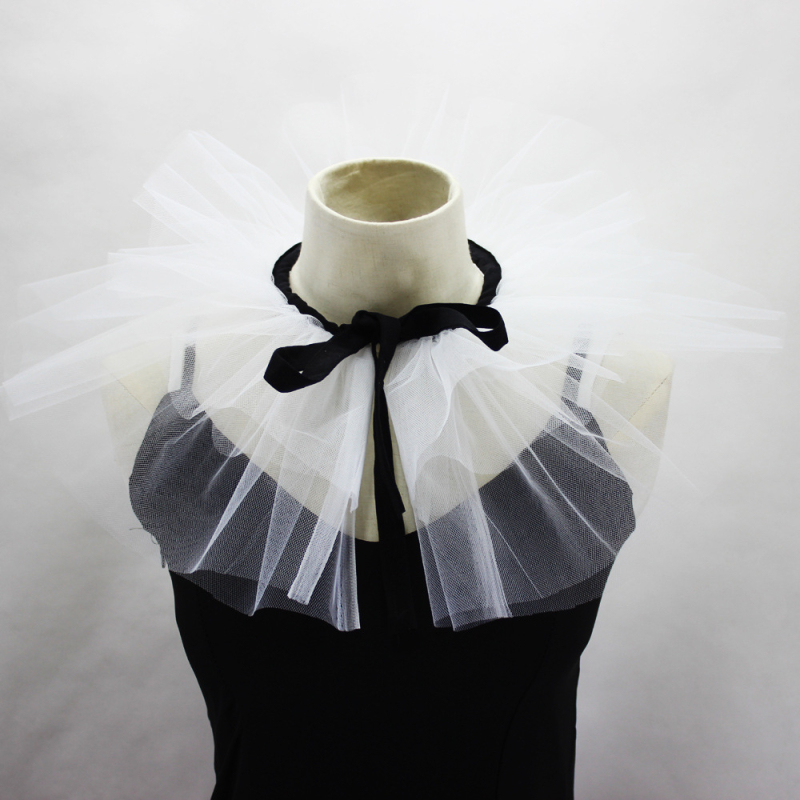 Europoje ir Jungtinėse Amerikos Valstijose parduodamas madingas daugiasluoksnis tinklinis pliušinis dirbtinis antkaklis iš „Victoria Palace“ retro stiliaus dekoratyvinis antkaklis.